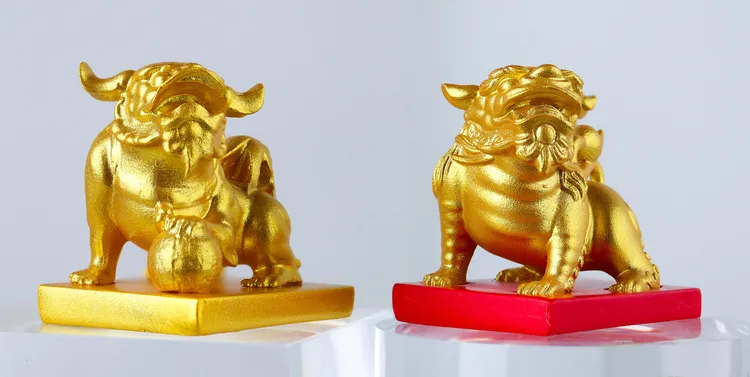 以媽祖鑾轎上的金獅作為造型，設計兩款酒瓶吊飾，並以盲盒概念隨機放入酒品禮盒之中。業者提供