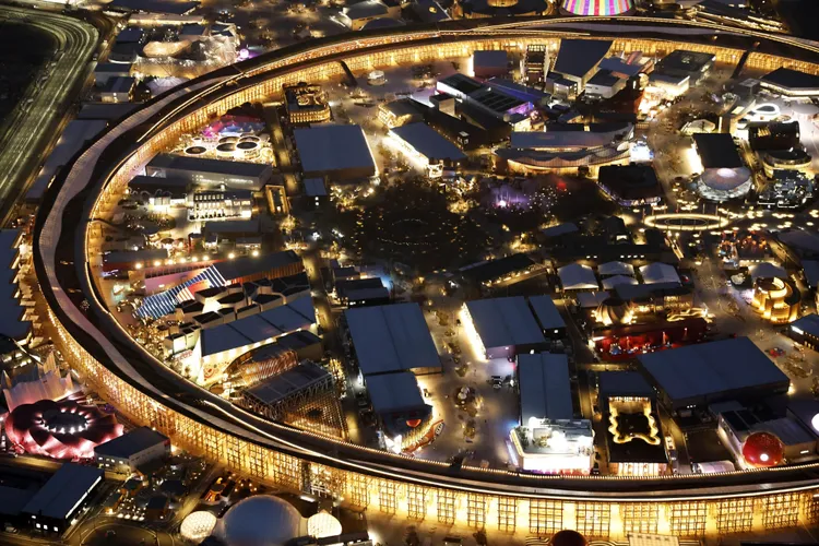 會場夜景。美聯社