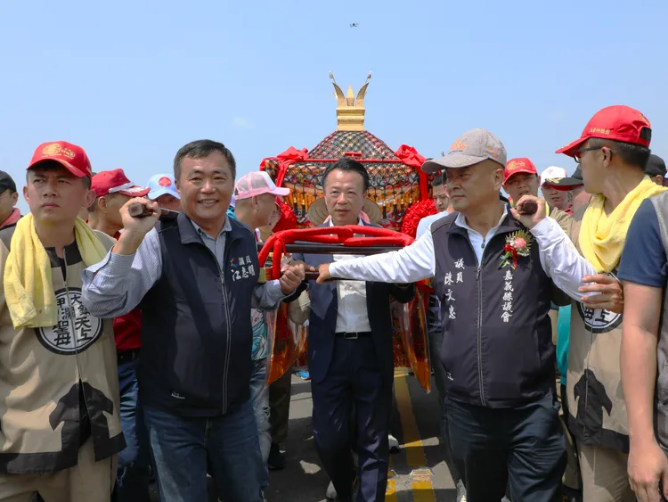 翁章梁率各界迎駕大甲媽遶境。翻攝畫面