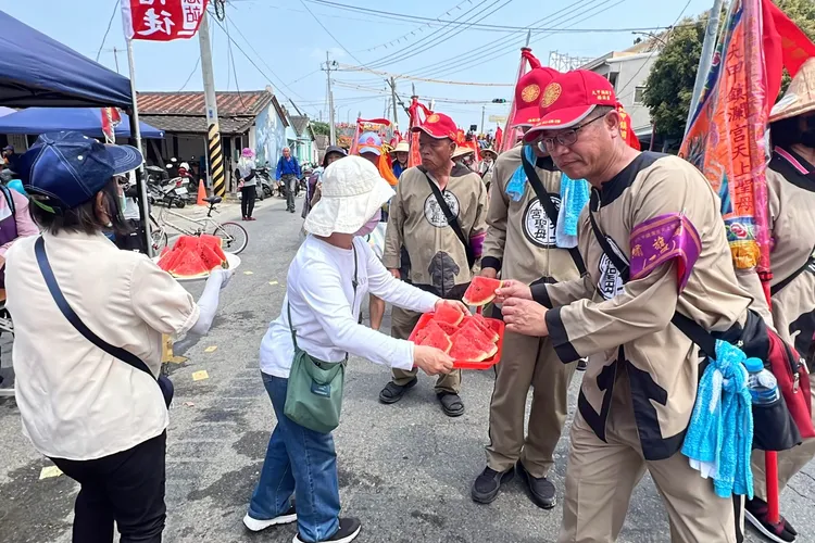 大甲媽遶境新港38週年，信徒沿路迎接。翻攝畫面