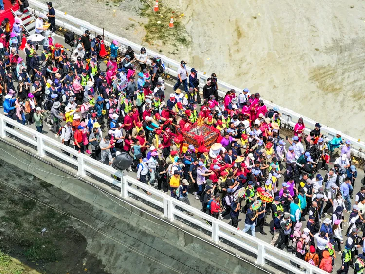 大甲媽遶境新港38週年，信徒沿路迎接。翻攝畫面