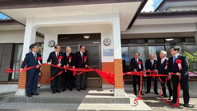 開幕揭牌儀式嘉賓合影，左四為筑波科技董事長許深福、右四為出水市市長椎木伸一。筑波科技提供