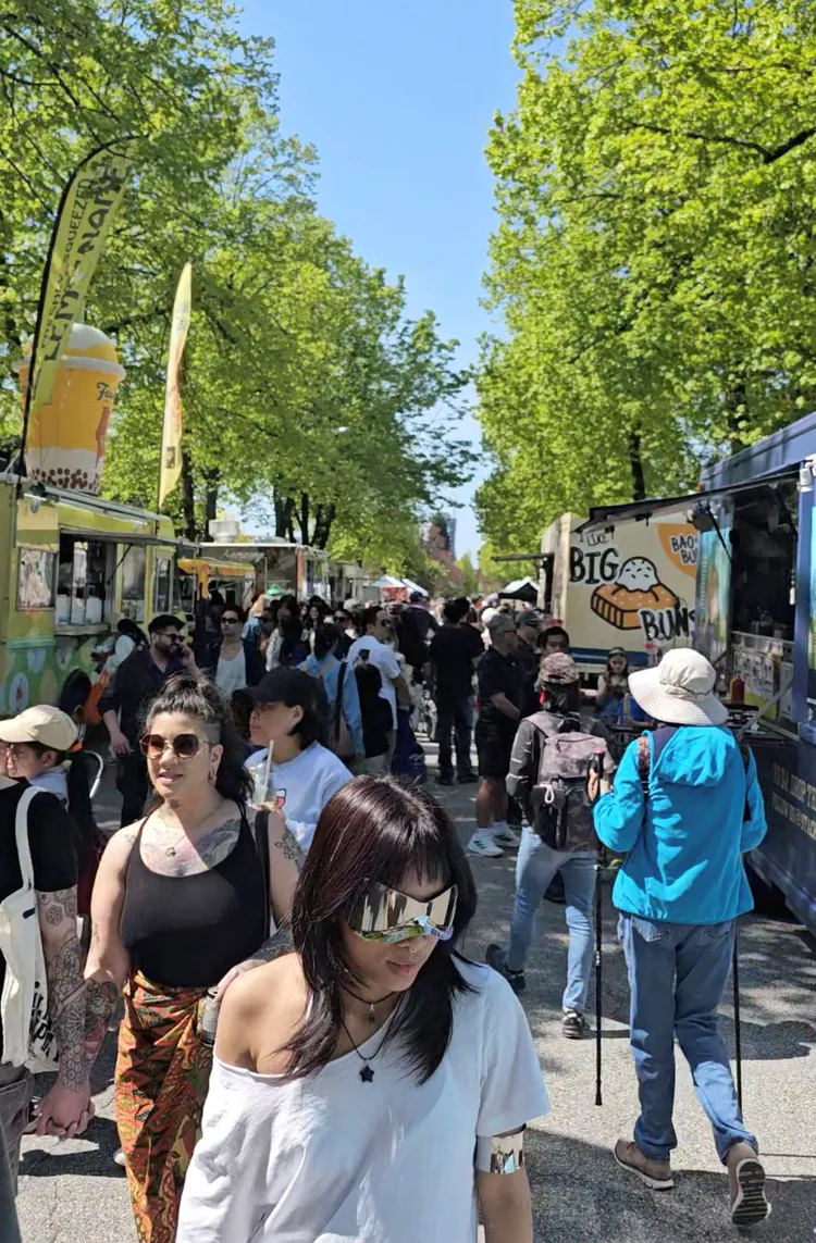 在衝撞事件前，現場滿滿都是參與活動的人群。路透社