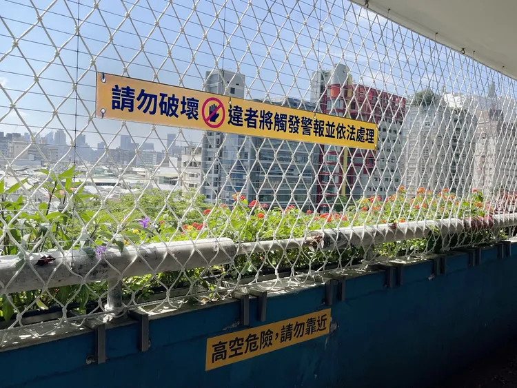 勤美誠品在停車場加裝多重防護裝置隱形鐵窗及防護網。業者提供