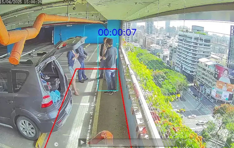 勤美誠品加裝智慧科技辨識監視系統，若有人靠近出現高風險行為，系統會即時監測通知。業者提供