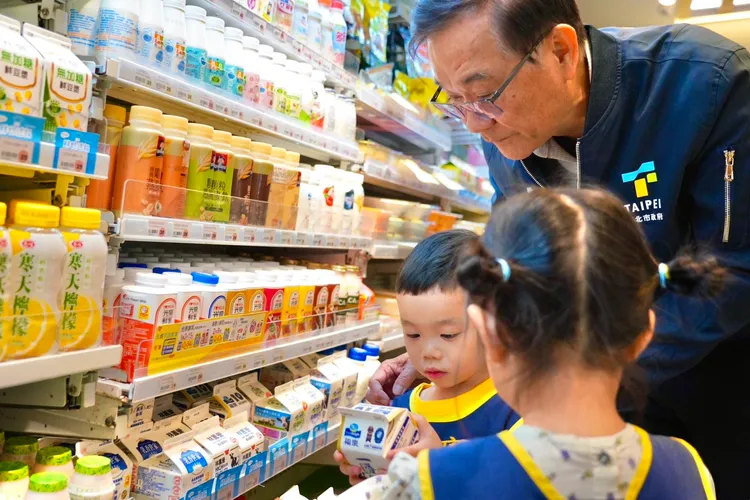 教育局湯志民局長陪同幼生體驗牛奶兌換流程。台北市教育局提供
