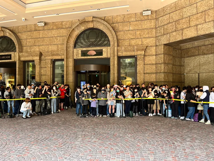 近百位歌神粉絲在飯店外守侯。莊宗達攝