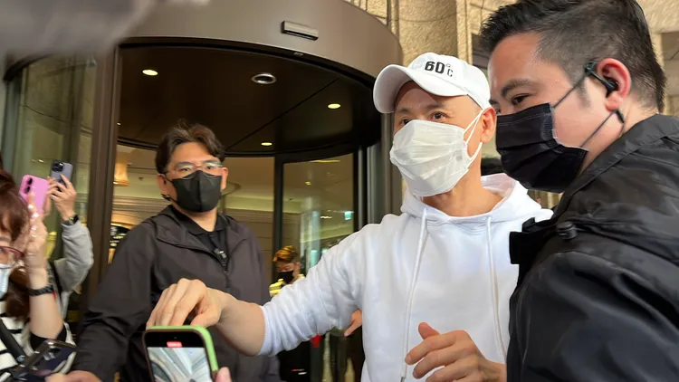 張學友與粉絲碰拳。莊宗達攝