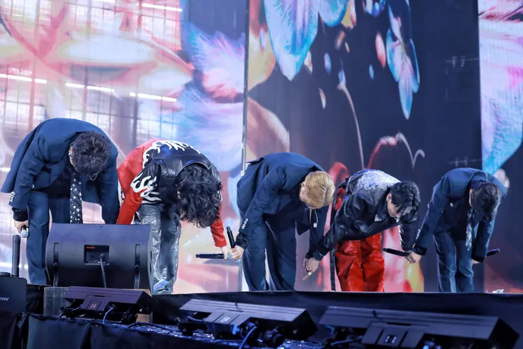 Super Junior兩小分隊合體鞠躬感謝台灣粉絲。圖／讀者提供