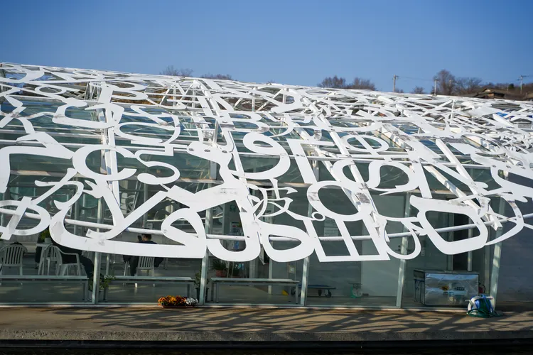 藝術家透過結合來自各種不同文化圈的文字，用來建構「交流館」（類似遊客中心）的白色屋頂。田欣雲攝影　”Ogijima’s Soul” Jaume Plensa