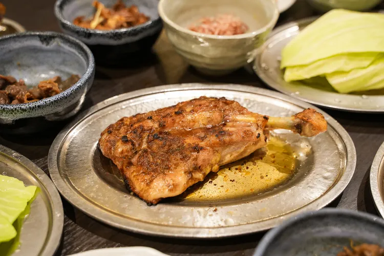 骨付鳥吃起來香辣帶勁。田欣雲攝影