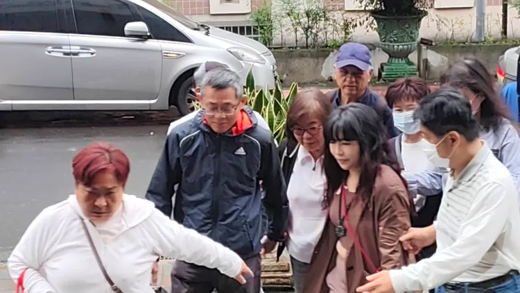 國民黨台北市黨部主委黃呂錦茹(中)日前無保請回，北檢抗告後今天重開羈押庭。張欽攝