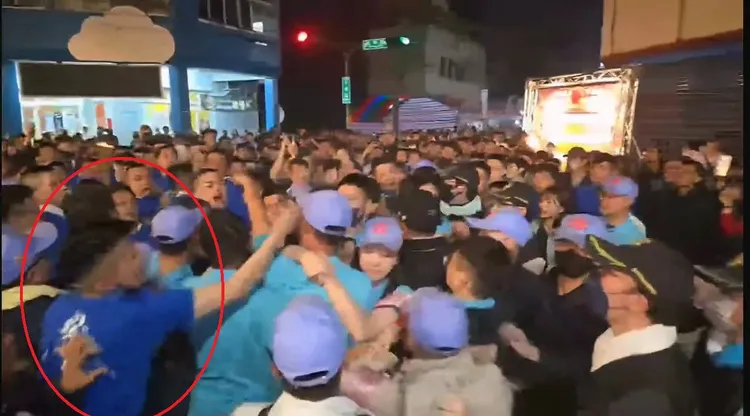 接轎團體人員毆打鎮瀾宮人員。翻攝「爆廢公社」