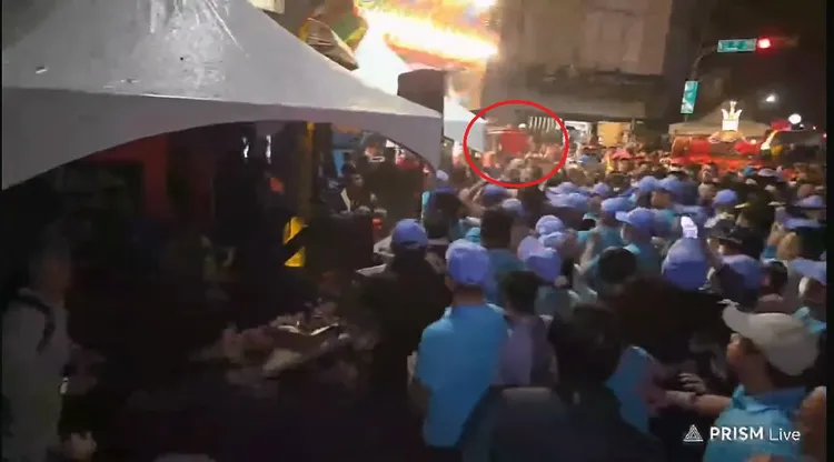 還有人丟擲塑膠椅，現場亂成一團。翻攝「爆廢公社」