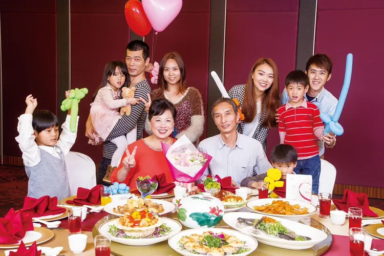 福容淡水漁碼店推出海景家宴中式桌菜，搭配經典電影放映，六人1萬800+10％元起。業者提供
