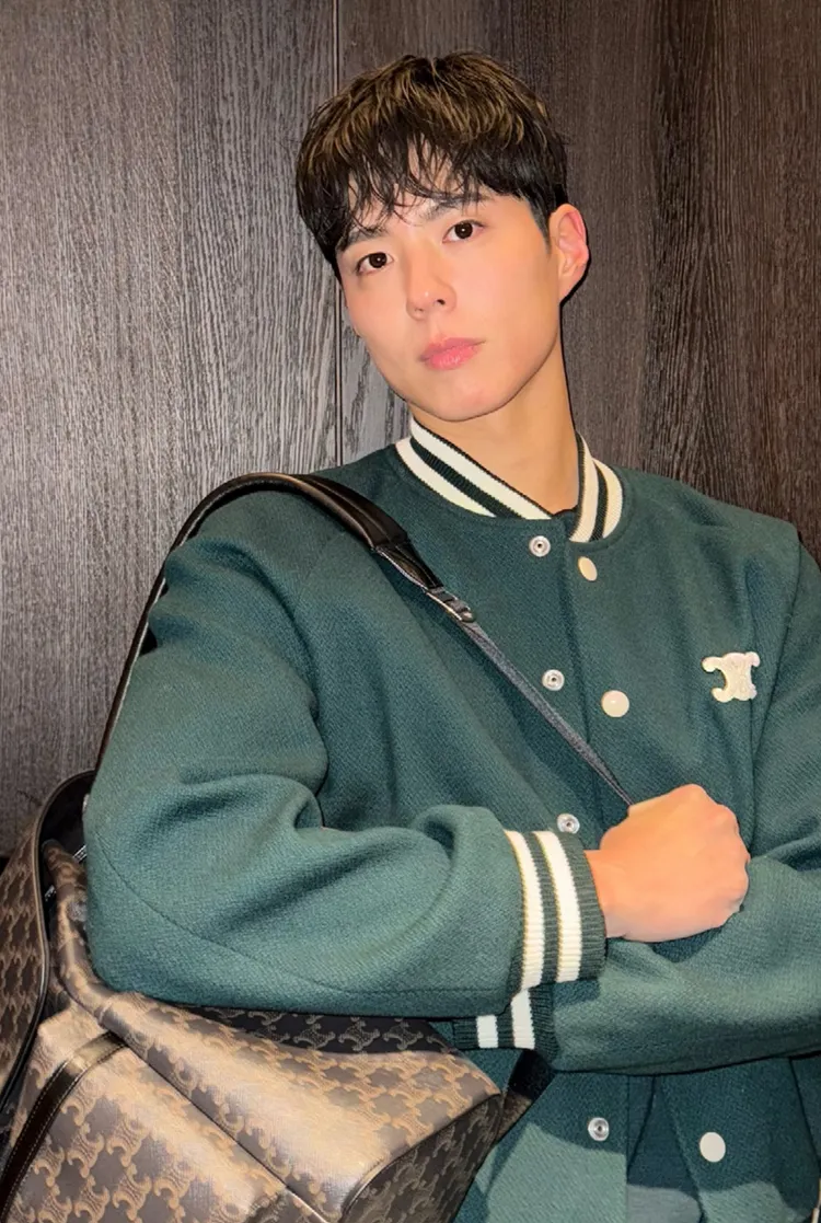 朴寶劍背上CELINE  Triomphe後背包作品。品牌提供