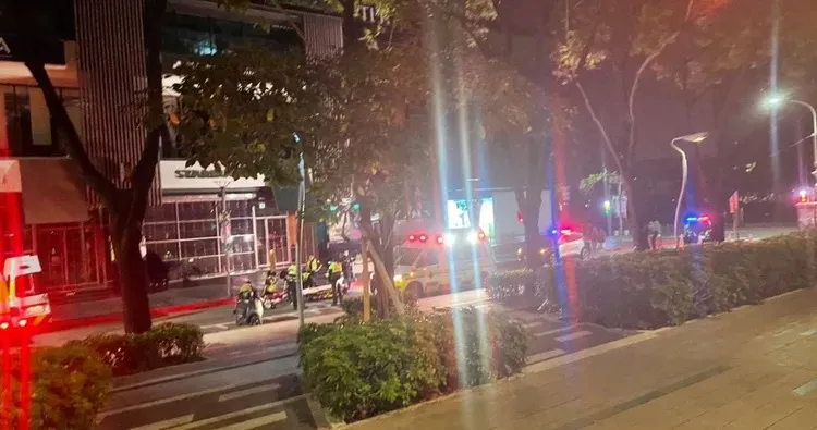 一名女子今（11）日凌晨在台中勤美綠園道商場星巴克門前墜樓身亡。記者爆料網