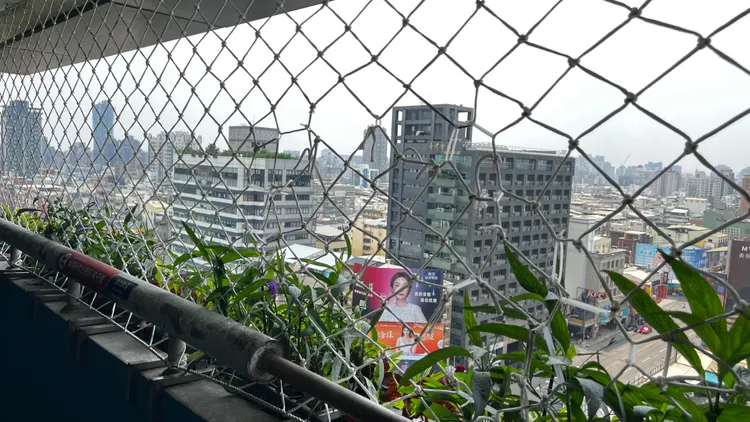 業者雖在高樓層停車場加裝防護網，但仍無法防制墜樓。鮮明攝