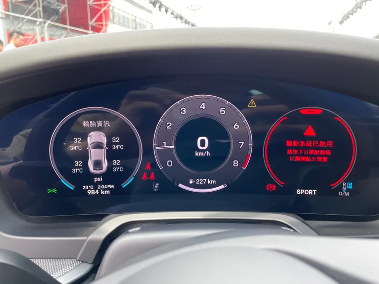 首次導入全數位儀錶板，12.6吋曲面螢幕支援多種顯示模式，包括經典五環樣式。林浩昇攝