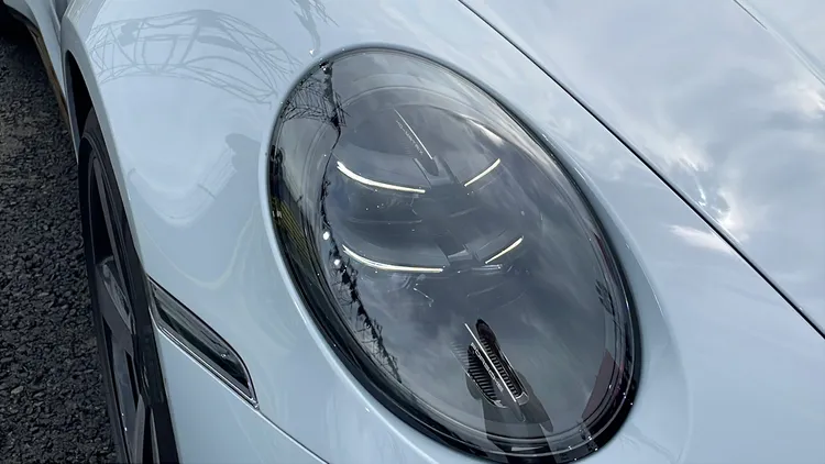 車頭標配LED矩陣式頭燈，並整合所有照明功能。林浩昇攝