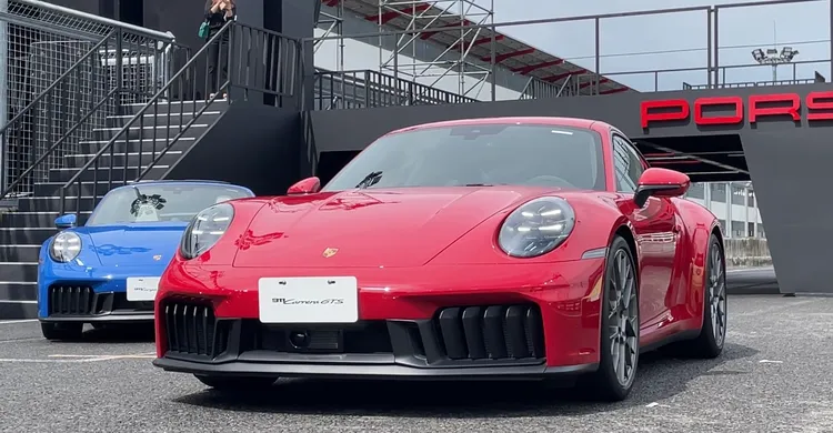 全新 911 Carrera GTS 是 911 車系首度導入混合動力的市售版本，採用由賽車技術轉化而來的輕量化 T-Hybrid 系統。林浩昇攝