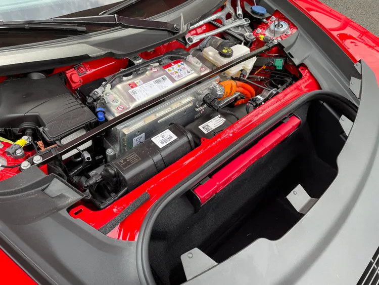 911 Carrera GTS高壓電池與400V架構使整體系統維持輕量，電池容量雖僅1.9kWh，卻能有效支援動能回收與電輔功能。林浩昇攝