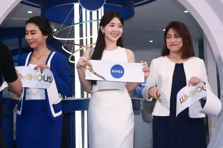 郭雪芙（中）出席保養品代言。彭欣偉攝