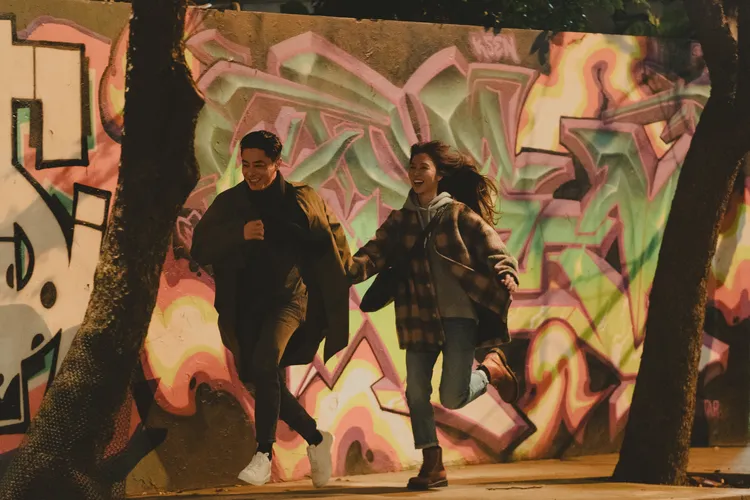 謝盈萱化身脫口秀演員，霍建華成粉絲主動搭話譜戀情。Netflix提供