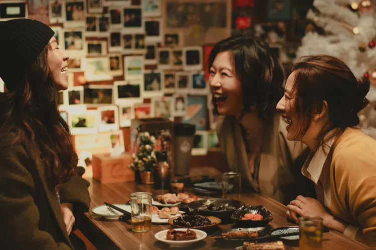 謝盈萱、周采詩、劉品言三人共組「月經會」。Netflix提供