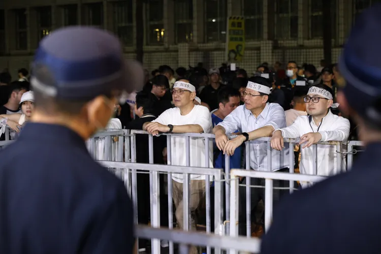 國民黨主席朱立倫、立委謝龍介、廖先翔在抗議現場聲援。彭欣偉攝