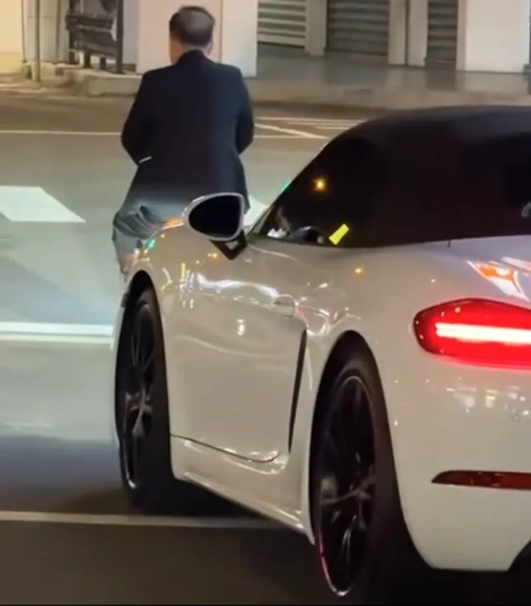 中年大叔在機車、腳踏車專用格停等紅燈，後方轎車都看傻眼。取自爆料公社