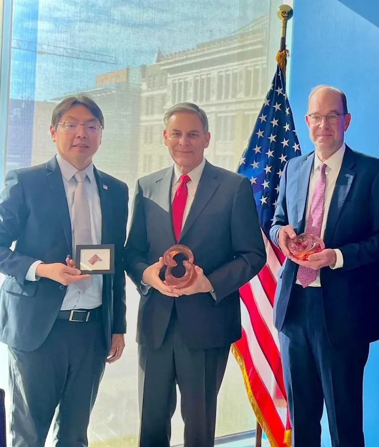 鴻海科技集團產品長兼美國地區總部總經理蕭才祐已獲美國全國製造商協會（National Association of Manufacturers, NAM）邀請，正式加入NAM董事會。鴻海提供