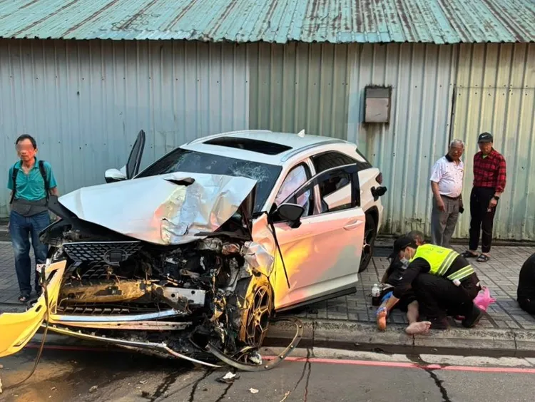小客車車頭全毀，車上2人送醫。翻攝畫面