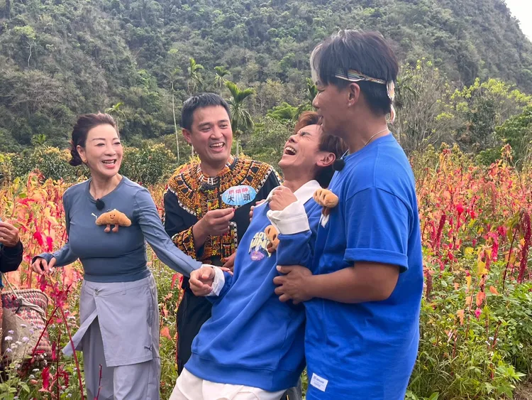 原住民職人與生俱來的幽默感，讓阿翔（右）、楊繡惠（左）大笑不已。民視提供