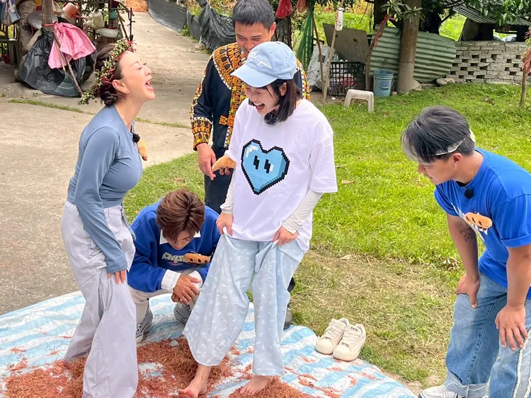 籃籃（右）、楊繡惠體驗傳統逗趣的腳踩脫殼。民視提供