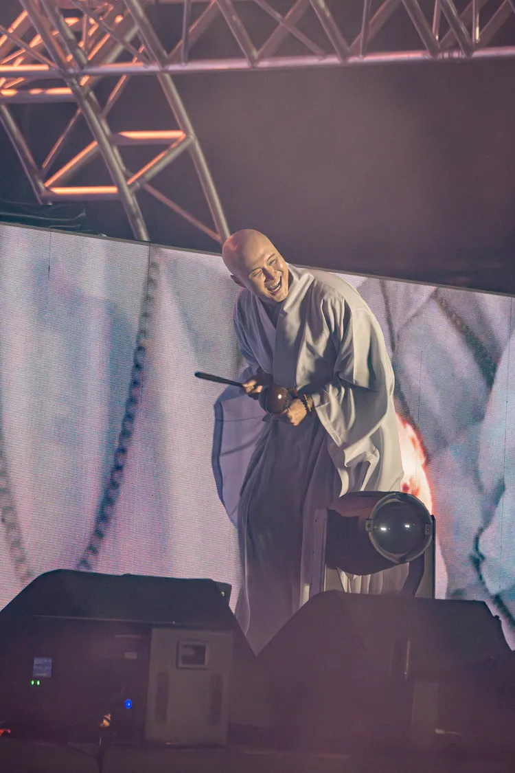 「日進大師」用誦經佐以敲擊木魚帶來絕妙節奏。臺東縣政府民政處