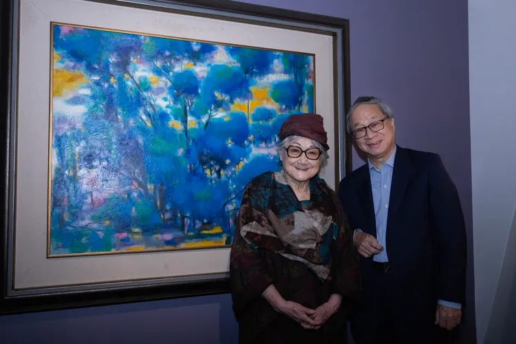 文化部長李遠（右）參觀「玩色‧巧師：臺灣戰後第一代女性藝術家鍾桂英」展覽，並與藝術家鍾桂英（左）在其畫作〈藍的情趣〉前合影。文化部提供