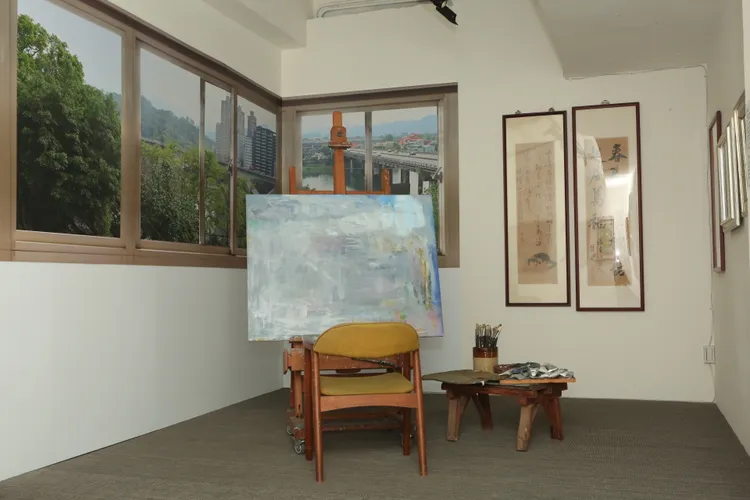 「玩色‧巧師：台灣戰後第一代女性藝術家鍾桂英」展場一隅呈現其「碧潭畫室」樣貌。文化部提供