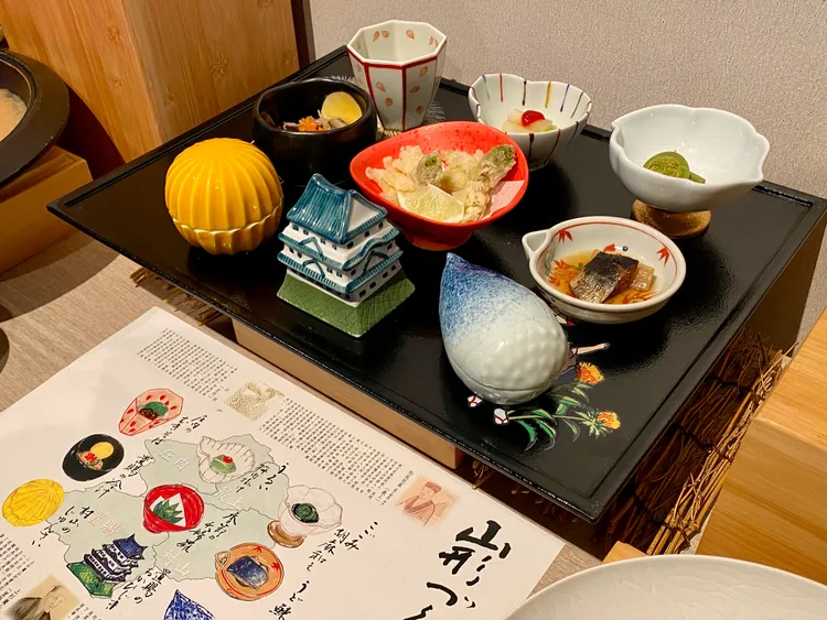 以山形縣直送來台當令食材入菜的「山形春旬三味和韻」前菜，將每款餐點濃縮於一口大小的精美容器中。莊偉祺攝