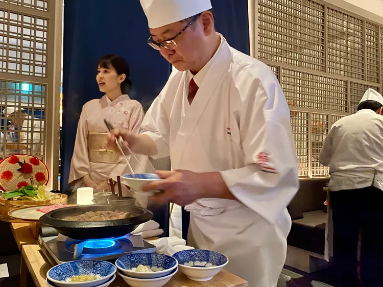 壽喜燒特餐由主廚進行桌邊服務，涮煮完和牛肉片等再上桌。莊偉祺攝
