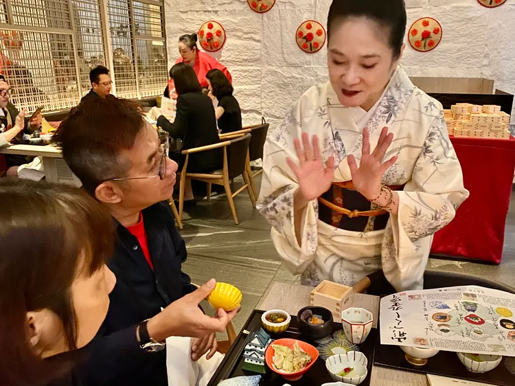 女將介紹專案限定「古窯特製胡麻味噌壽喜燒套餐」。莊偉祺攝