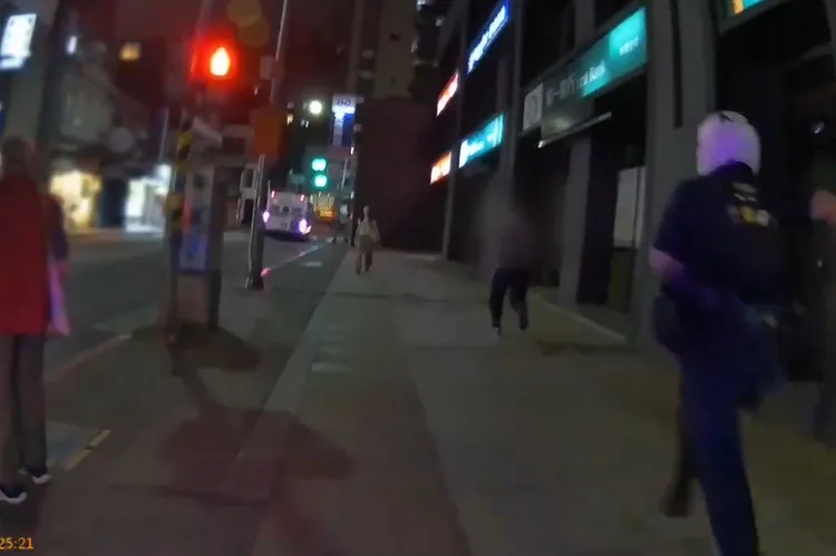 林男被盤查時拔腿就跑，在街上跑給警方追。警方提供