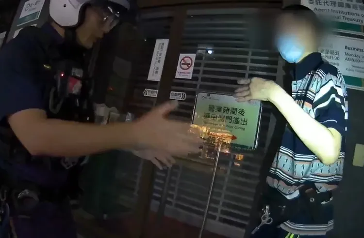 林男身上攜帶刀械。警方提供