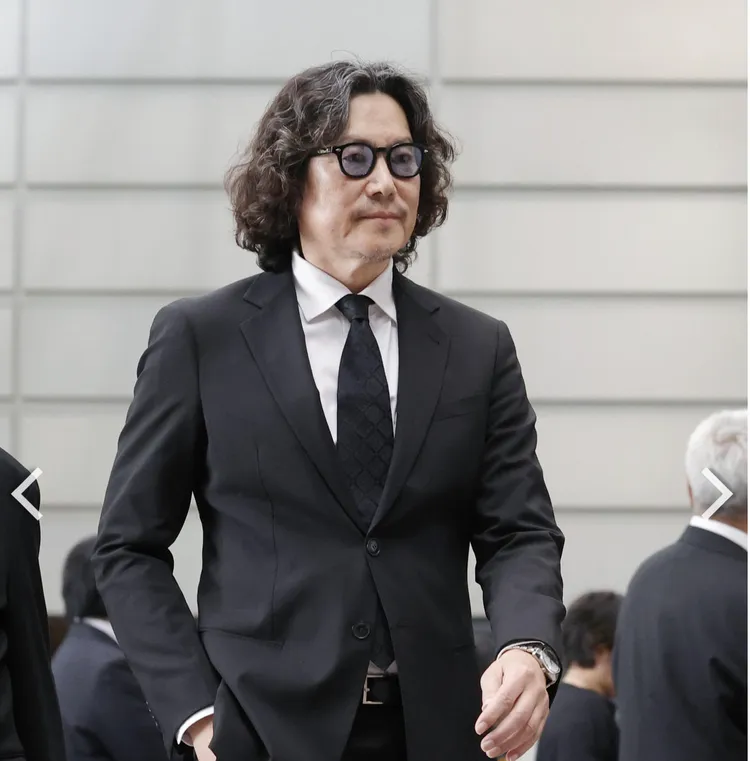 曾與她合作《情書》的豐川悅司到場致意。翻攝Yahoo Japan