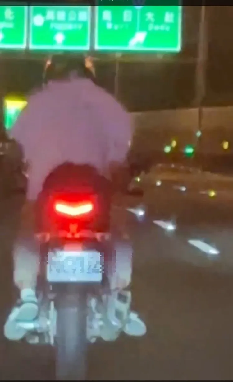 官男騎機車在國道一路狂飆。民眾提供