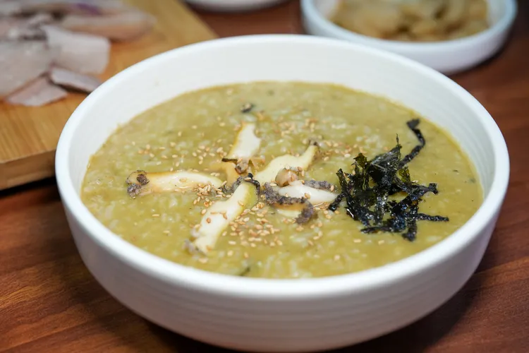 海螺鮑魚粥帶有醇厚芝麻油香。田欣雲攝影