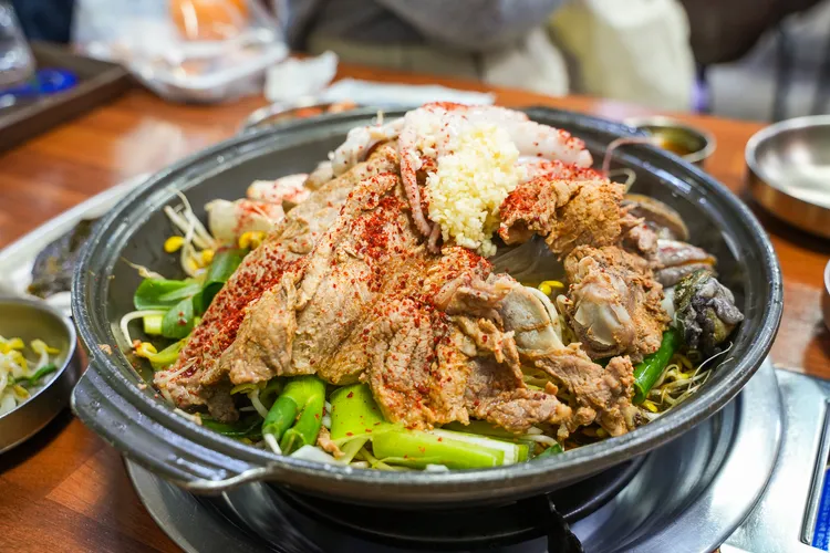 黑豬肉排骨海鮮鍋將兩個願望一次滿足。田欣雲攝影