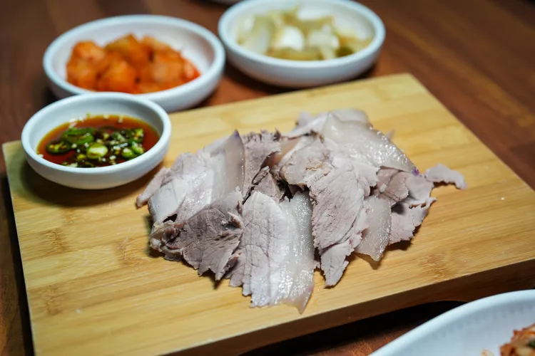 水煮黑豬肉片。田欣雲攝影