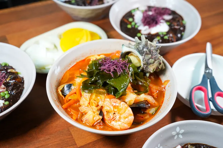 海鮮炒碼麵配料豐富，角螺、淡菜、鮮蝦、海帶、海藻及時疏等好料鋪滿整碗。田欣雲攝影