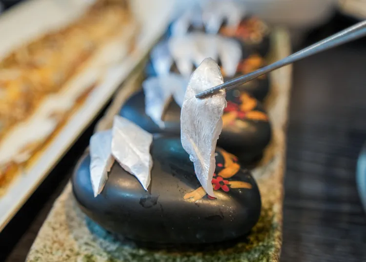 可以品嘗到白帶魚生魚片。田欣雲攝影